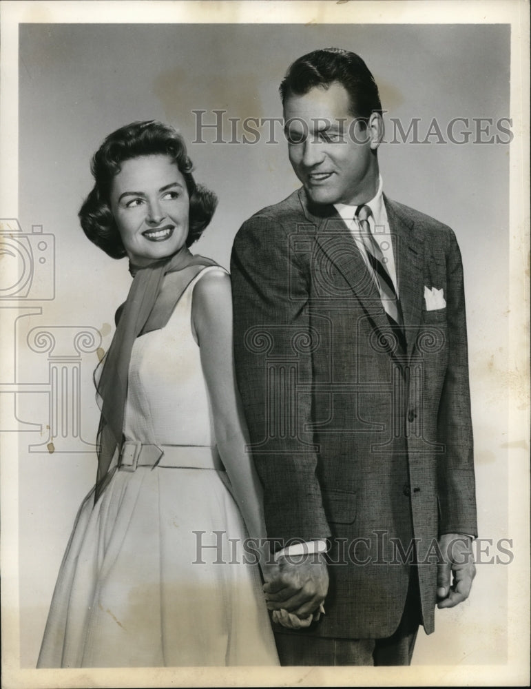 1959 Press Photo Donna Reed & Carl Betz in The Donna Reed Show - Historic Images