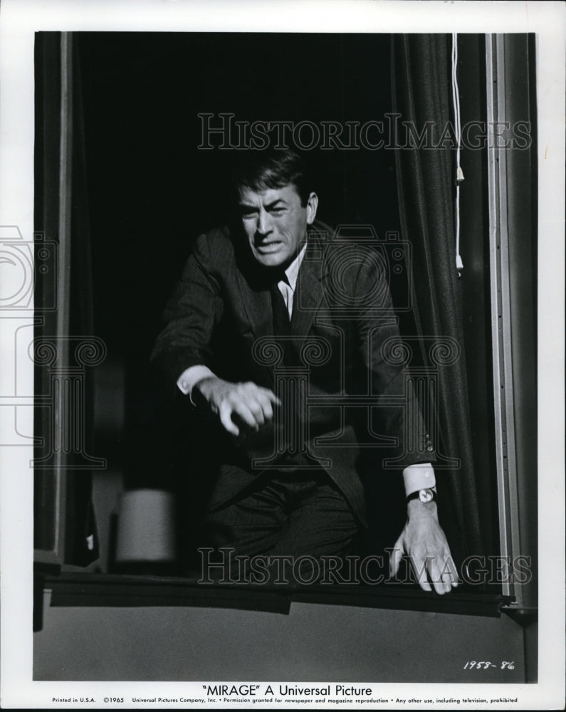 1965 Press Photo Gregory Peck in Mirage - Historic Images