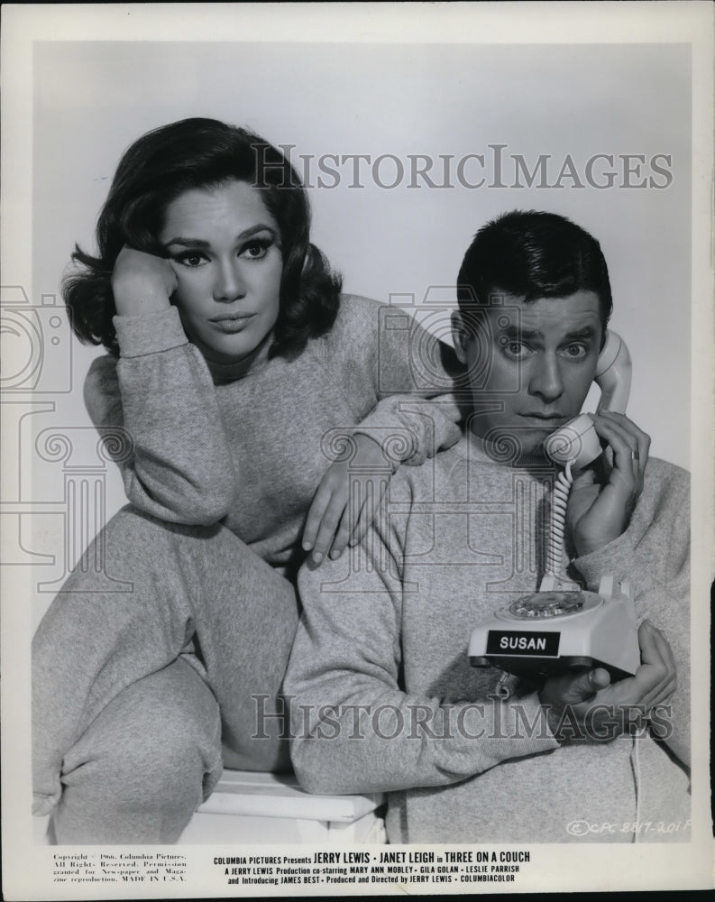 1966 Press Photo Mary Ann Mobley and Jerry Lewis in Three on a Couch - Historic Images
