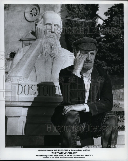 1971 Press Photo Universal presents The Twelve Chairs with Ron Moody - Historic Images
