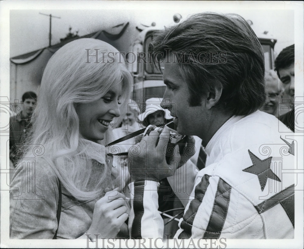1971 Press Photo Sue Lyon and George Hamilton in Evel Knievel - Historic Images