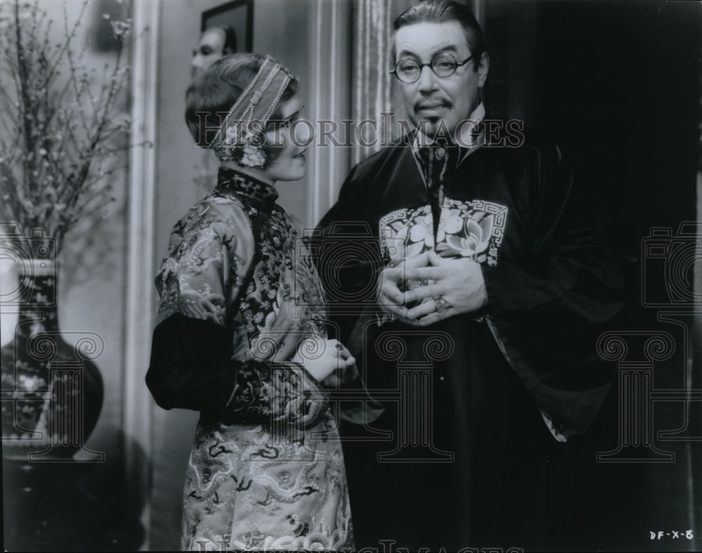 1935 Press Photo Jean Arthur & Wagner Oland in Fu Manchu - Historic Images