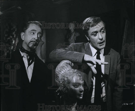 1976 Press Photo John Abbott and Michael Caine in Gambit - Historic Images