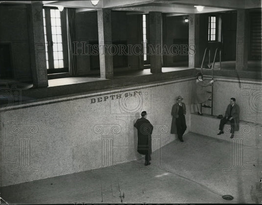 1941 Press Photo Van Sweringens Find $60,000 in Pool - Historic Images