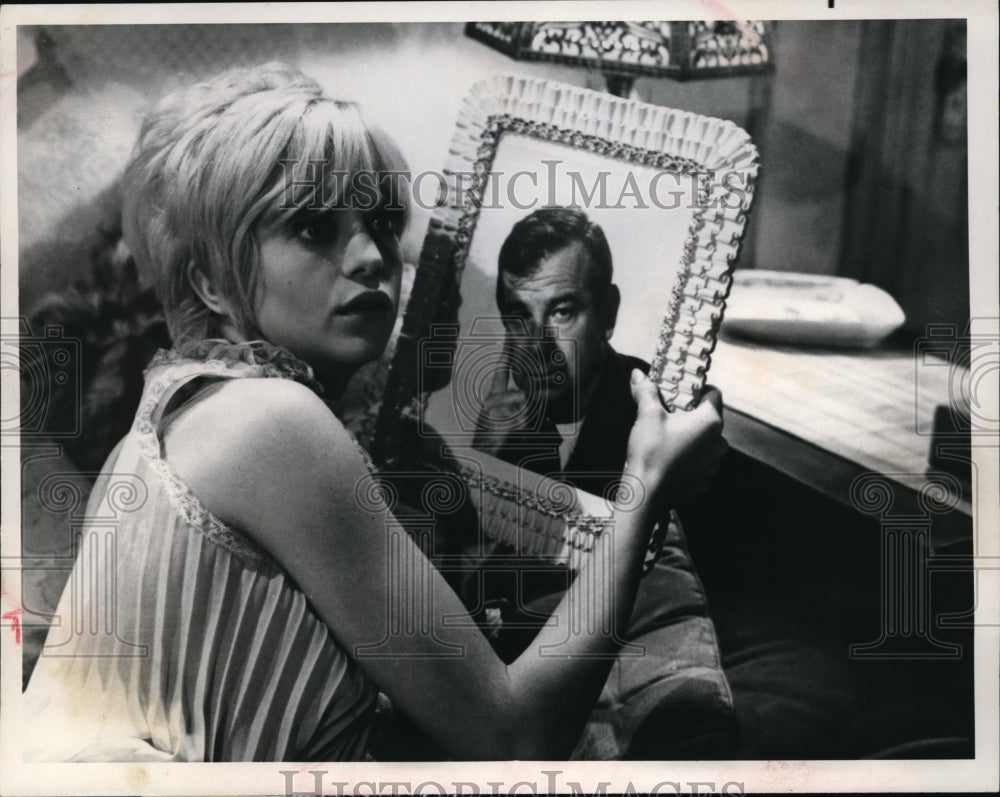 1969 Press Photo Goldie Hawn &amp; Walter Matthau on Cactus Flower - Historic Images