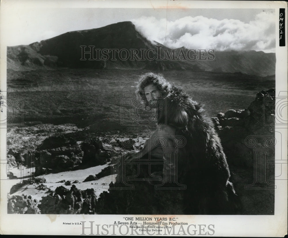 1971 Press Photo John Richardson in One Million Years BC - Historic Images