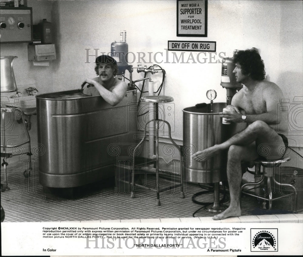 1979 Press Photo Nick Nolte &amp; MAc Davis in North Dallas Forty - Historic Images