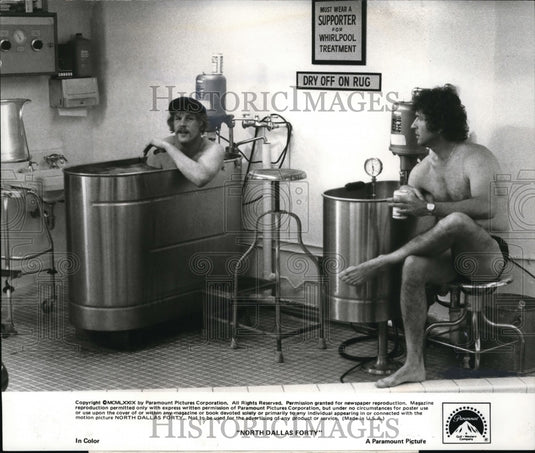 1979 Press Photo Nick Nolte & MAc Davis in North Dallas Forty - Historic Images