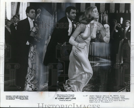 1975 Press Photo Duilio Del Prete Medeline Kahn Burt Reynolds Cybil Shepherd - Historic Images