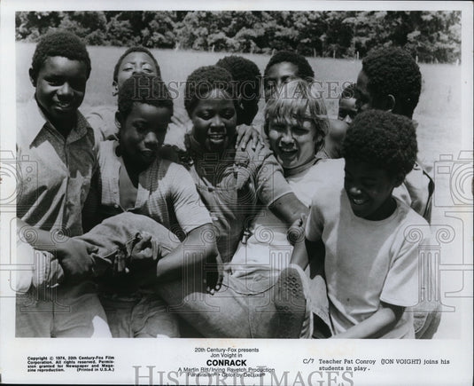 1974 Press Photo John Voight with Students in Conrack - Historic Images
