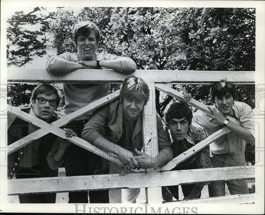1971 Press Photo Derek Leckenby & Cast of Mrs Brown You've Got a Lovely Daughter - Historic Images