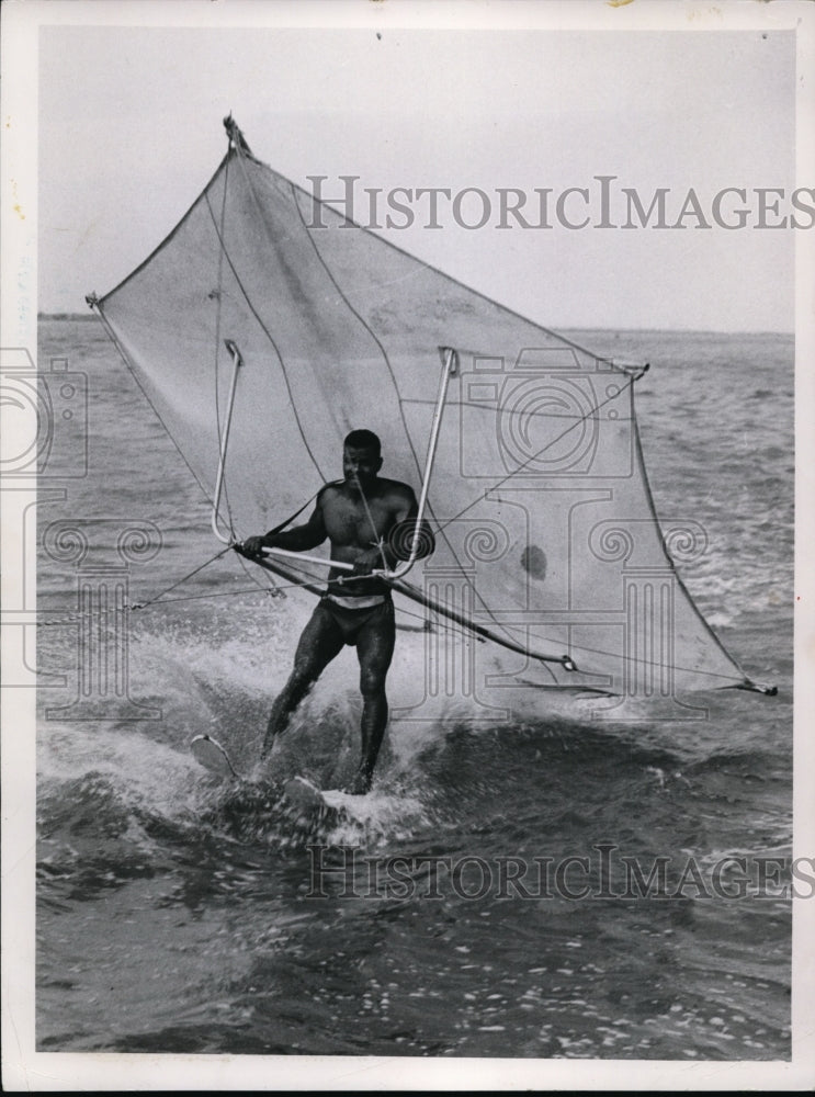 1958 Press Photo Al Woodall, flying skier, first to kite across lake on kite.- Historic Images