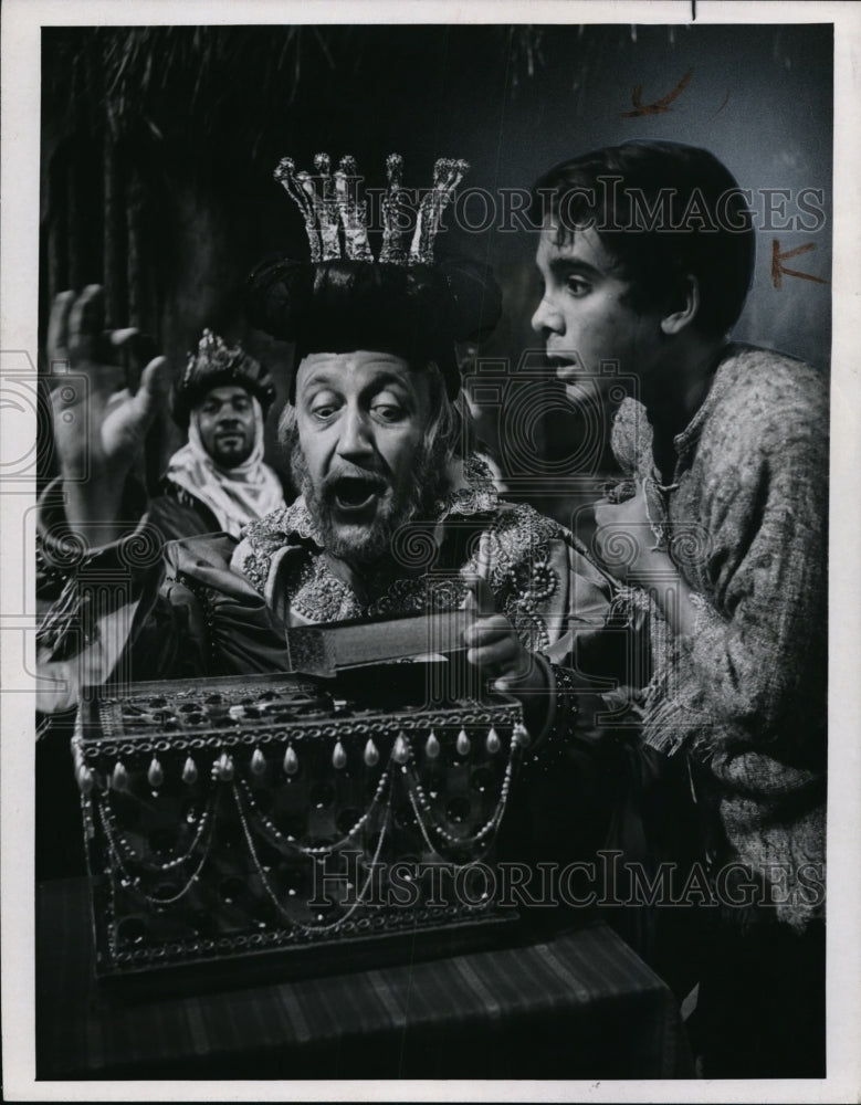1966, Kurt Yaghjian in Amahl and the Night Visitors. - cvp81182 - Historic Images