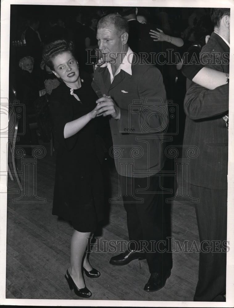 1947 Press Photo Bill Veeck, president of the Cleveland Indians, at a dance.-Historic Images