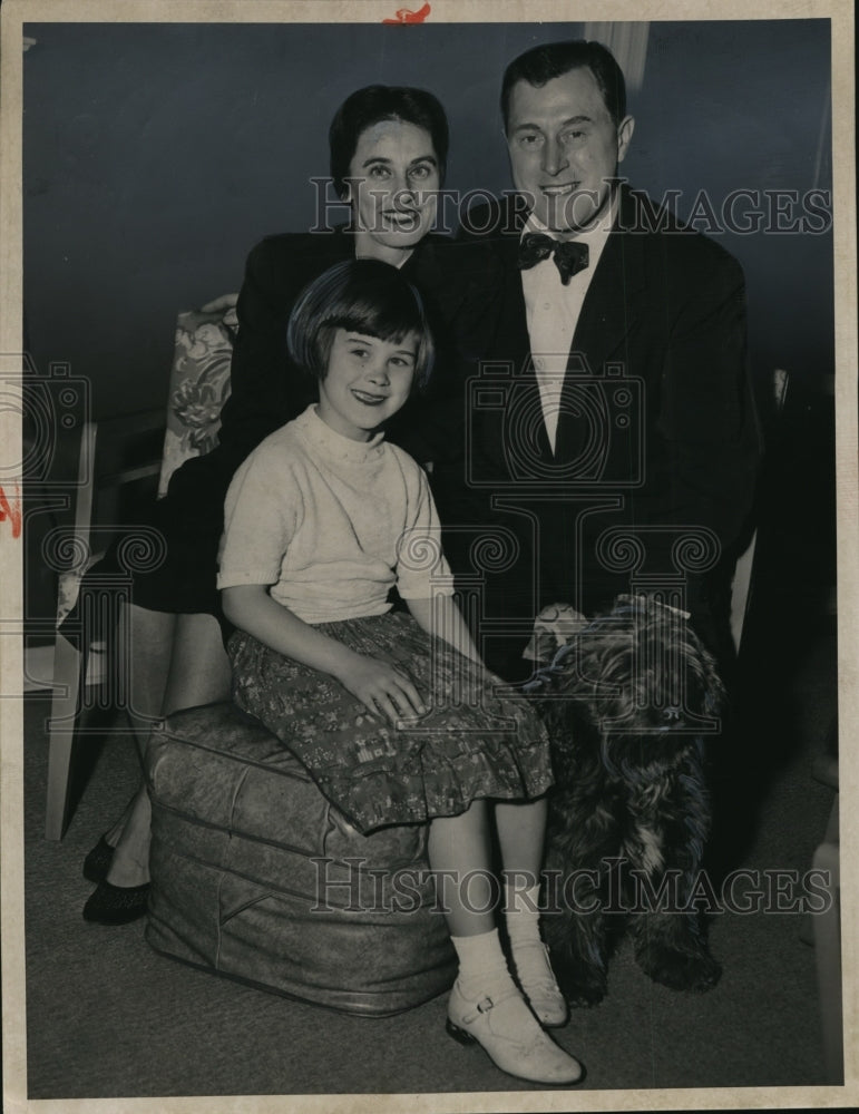 1954 Press Photo Mr. and Mrs. Charles Vanik, daughter Phylis and dog, Cocoa. - Historic Images