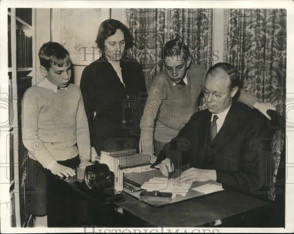 1936 Press Photo Robert Taft signs a petition as his wife and two son watch him-Historic Images