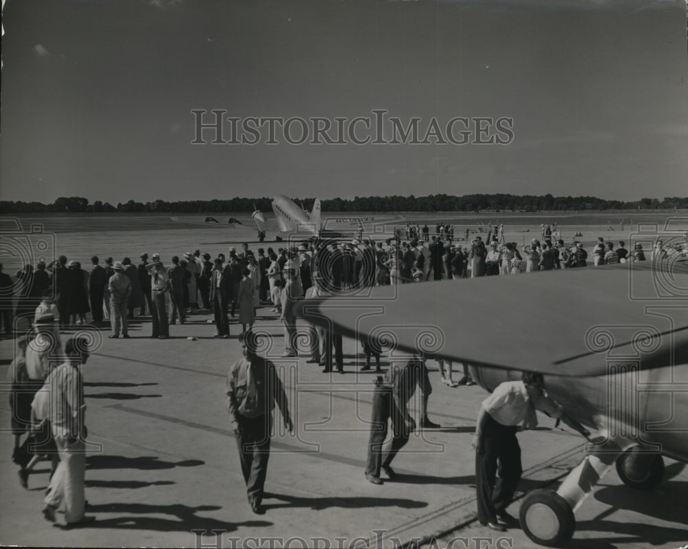 1932 Press Photo Thousands of people seen at the airport on Sundays and holidays - Historic Images