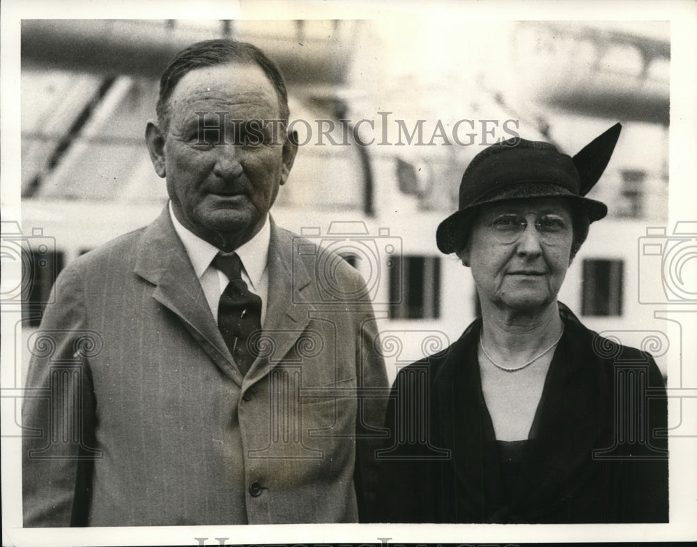 1937 Press Photo Senator Joseph Robinson and his wife arrive in Washington D.C.-Historic Images