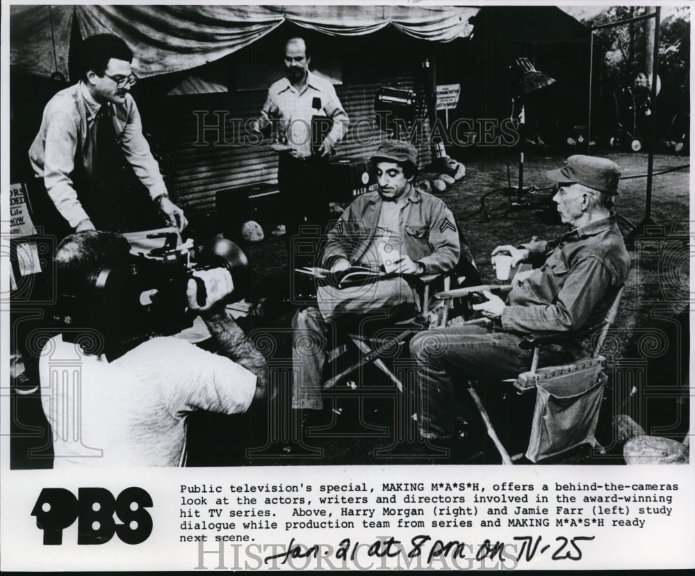 Press Photo Harry Morgan and Jamie Farr filming a scene from MASH. - cvp81646 - Historic Images