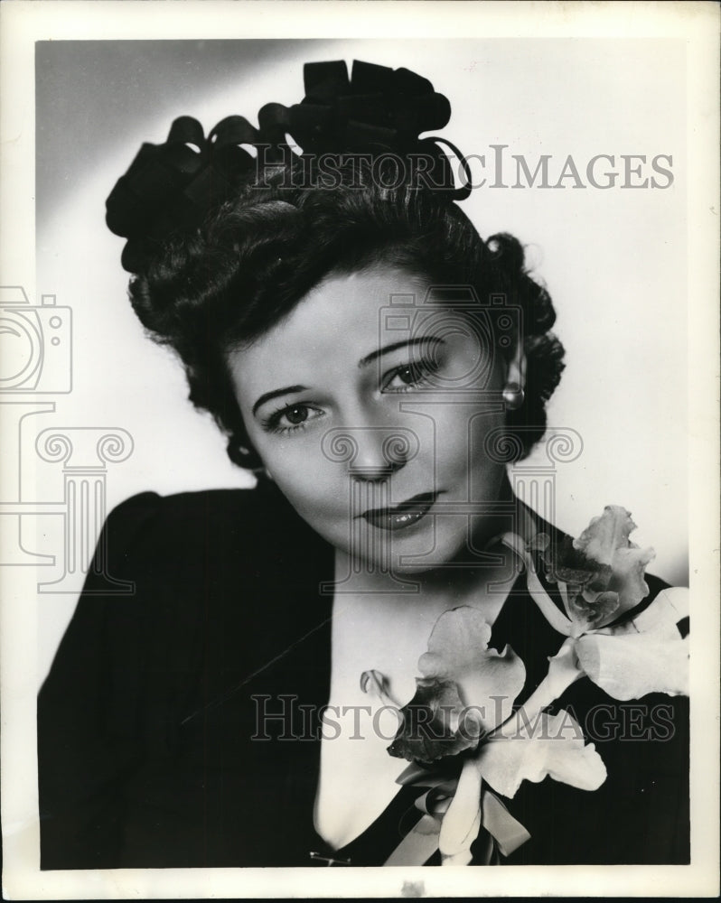 1943, Barbara Luddy in First Nighter. - cvp81998 - Historic Images
