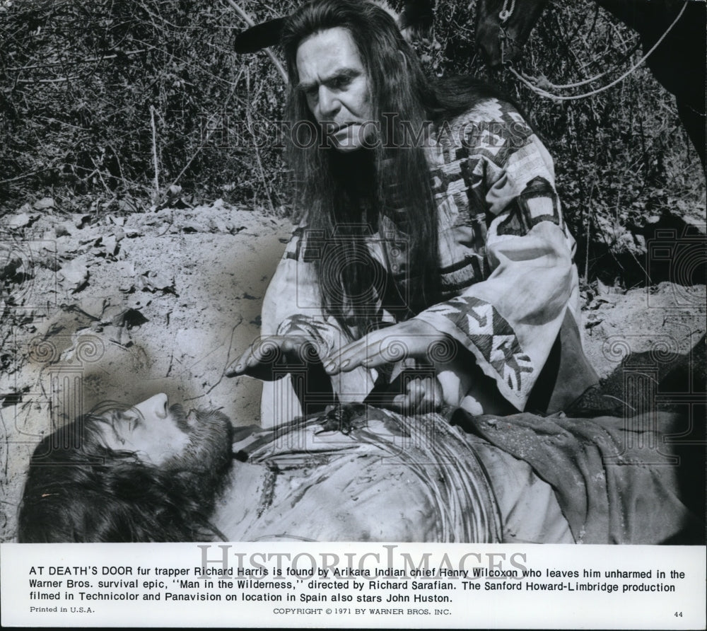 1971 Press Photo Richard Harris and Henry Wilcoxon in Man in the Wilderness. - Historic Images