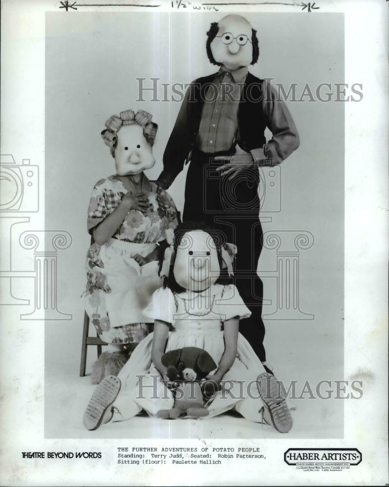 1982 Press Photo Terry Judd and Robin Patterson in The Potato People play. - Historic Images