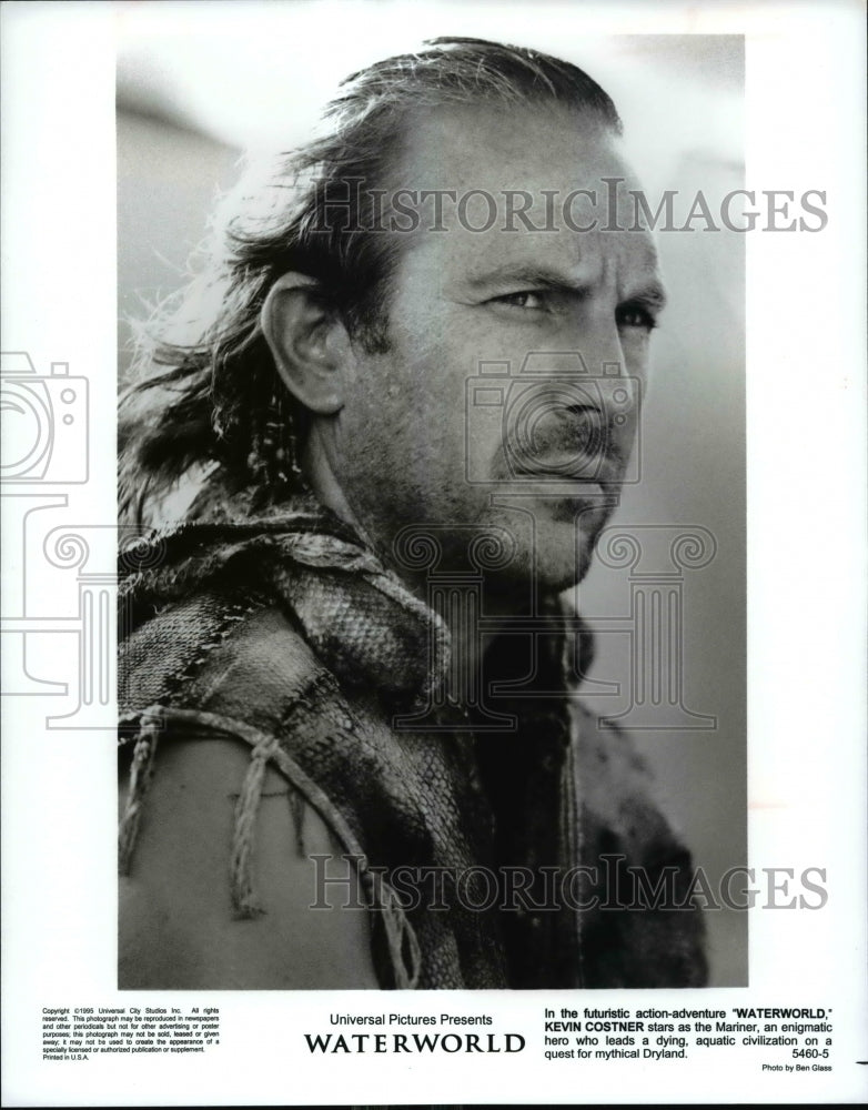 1995, Kevin Costner in Waterworld. - cvp82734 - Historic Images