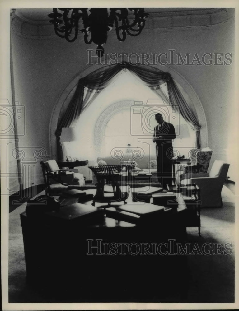 1965 Press Photo President Johnson reads a memo in the White House living room. - Historic Images