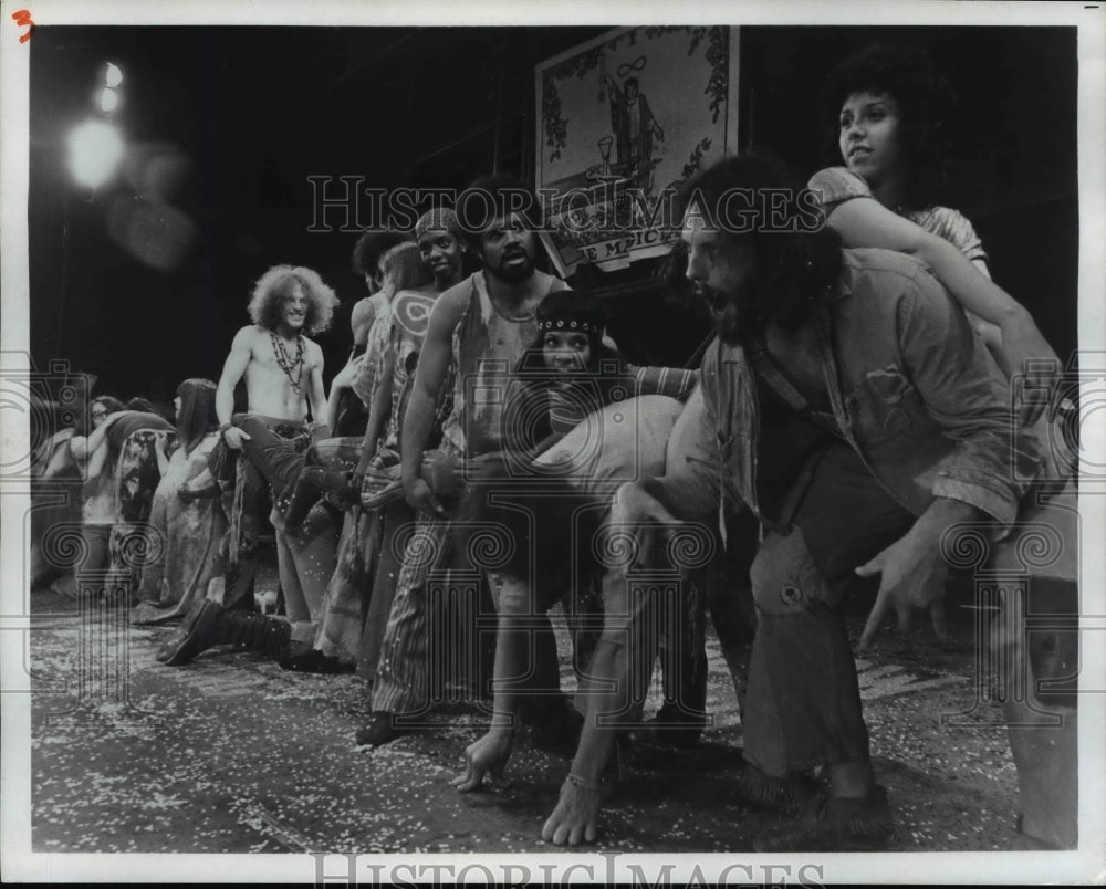 1971 Press Photo The cast of Hair join in a Kama Sutra pose on stage. - Historic Images
