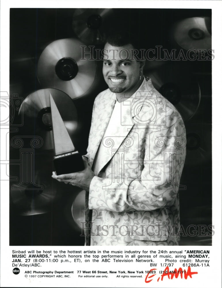 1997 Press Photo Sinbad hosts the American Music Awards on ABC. - cvp84663 - Historic Images