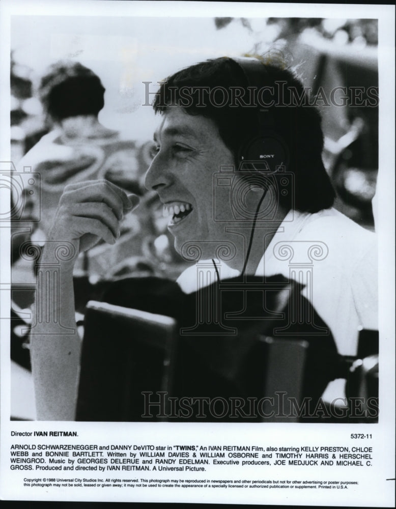 1988, Director Ivan Reitman on set of Twins. - cvp84901 - Historic Images