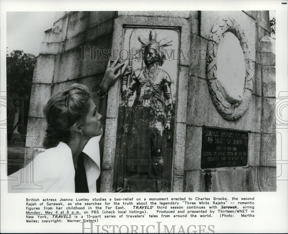 Press Photo British actress Joanna Lunley looks at a Charles Brooke monument. - Historic Images