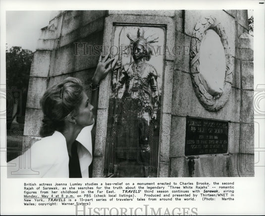 Press Photo British actress Joanna Lunley looks at a Charles Brooke monument. - Historic Images
