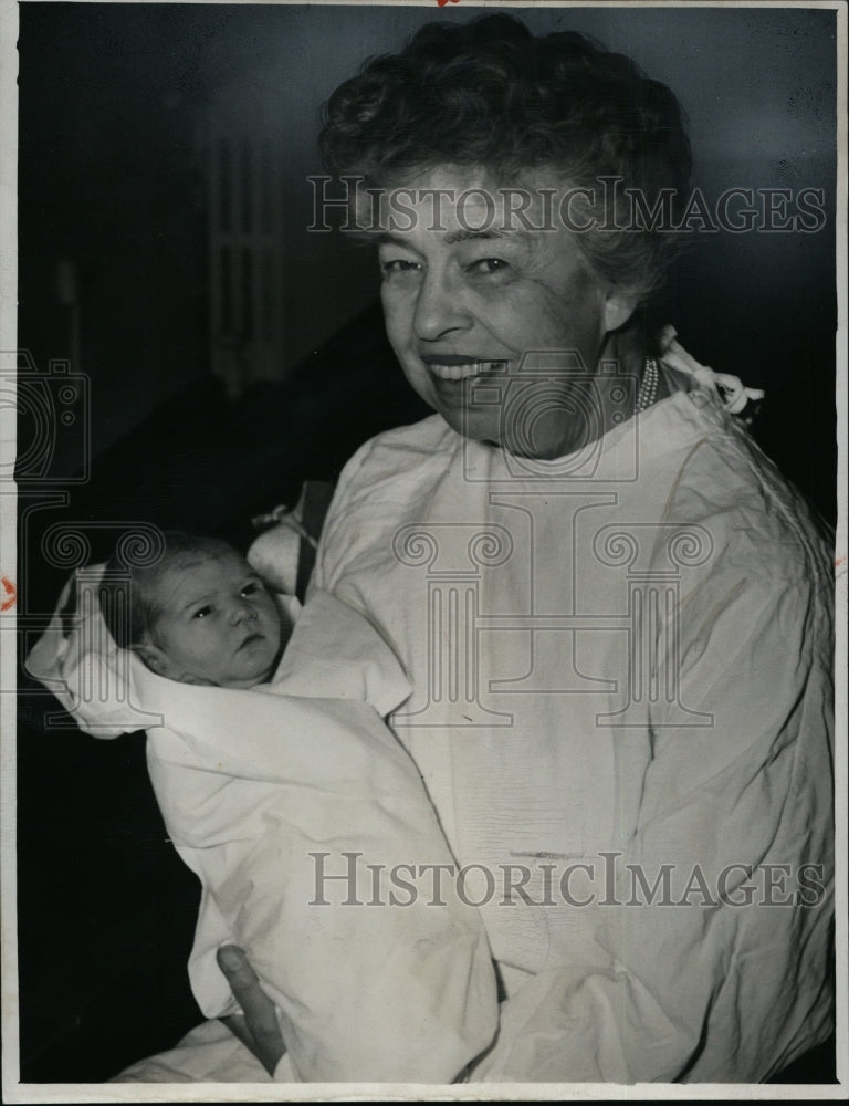 1950 Press Photo Mrs. Eleanor Roosevelt with baby Mayris Michele Martin. - Historic Images