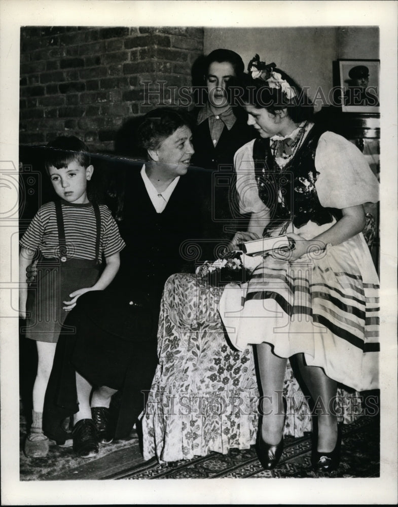 1942 Press Photo Eleanor Roosevelt visits her adopted children in Hertfordshire. - Historic Images