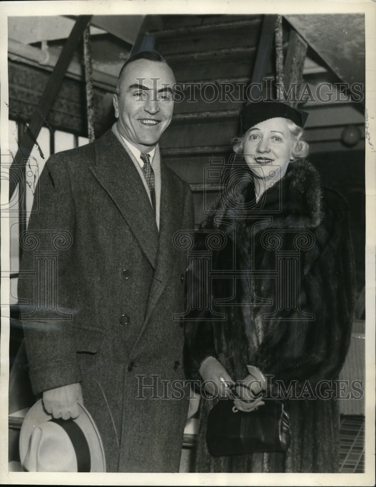1935 Press Photo Col. Edward V Rickenbacker and Mrs.Rickenbacker from their trip - Historic Images