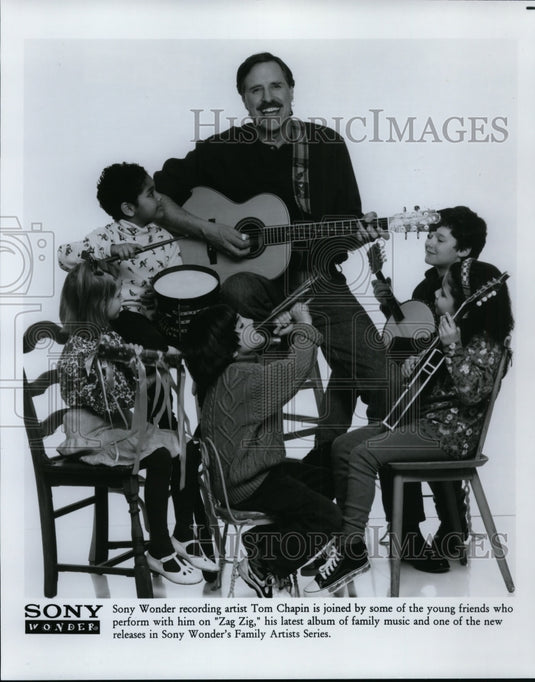 1994 Press Photo Tom Chapin performing with some of his young friends - Historic Images