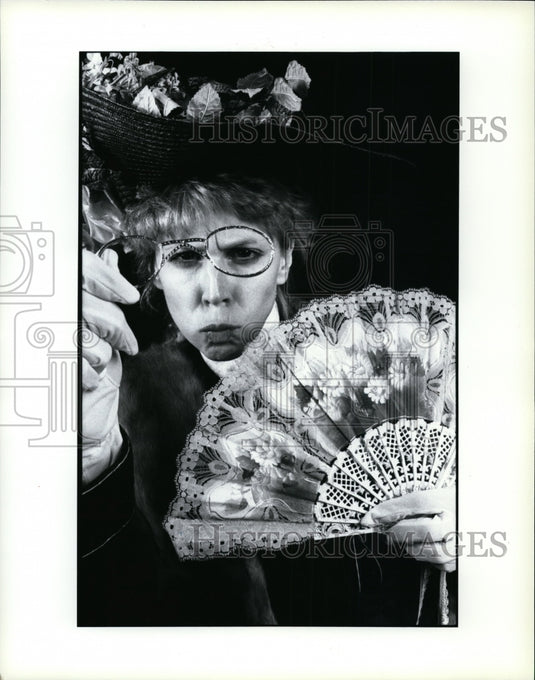 Press Photo Mary Aish in Landy Windermere's Fan at Cleveland State University. - Historic Images