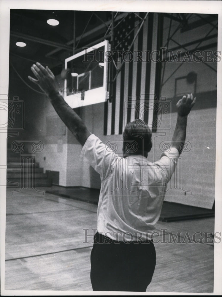 1967 Press Photo Governor James Rhodes makes a basket at Carrollton High School. - Historic Images