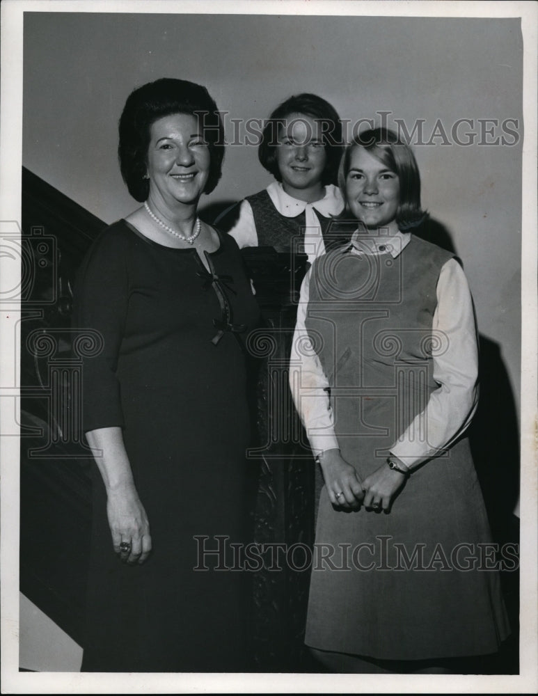 1965 Mrs. James A. Rhodes and daughters, Sharon and Saundra. - Historic Images