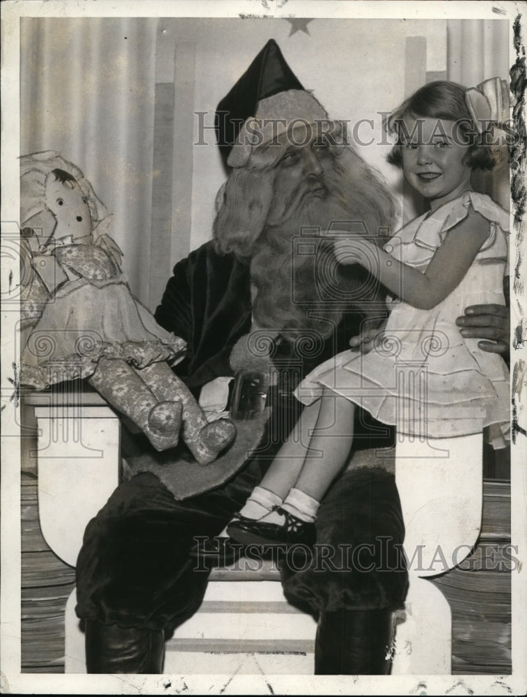 1934 Press Photo Jean Elizabeth Campbell on Santa&#39;s lap at Taylor&#39;s Store. - Historic Images