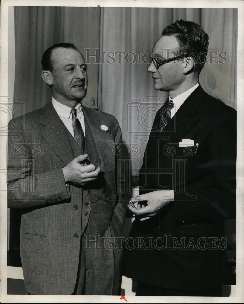 1950 Press Photo George A Tinnerman, of Timmerman Products with L.G. Oxford. - Historic Images