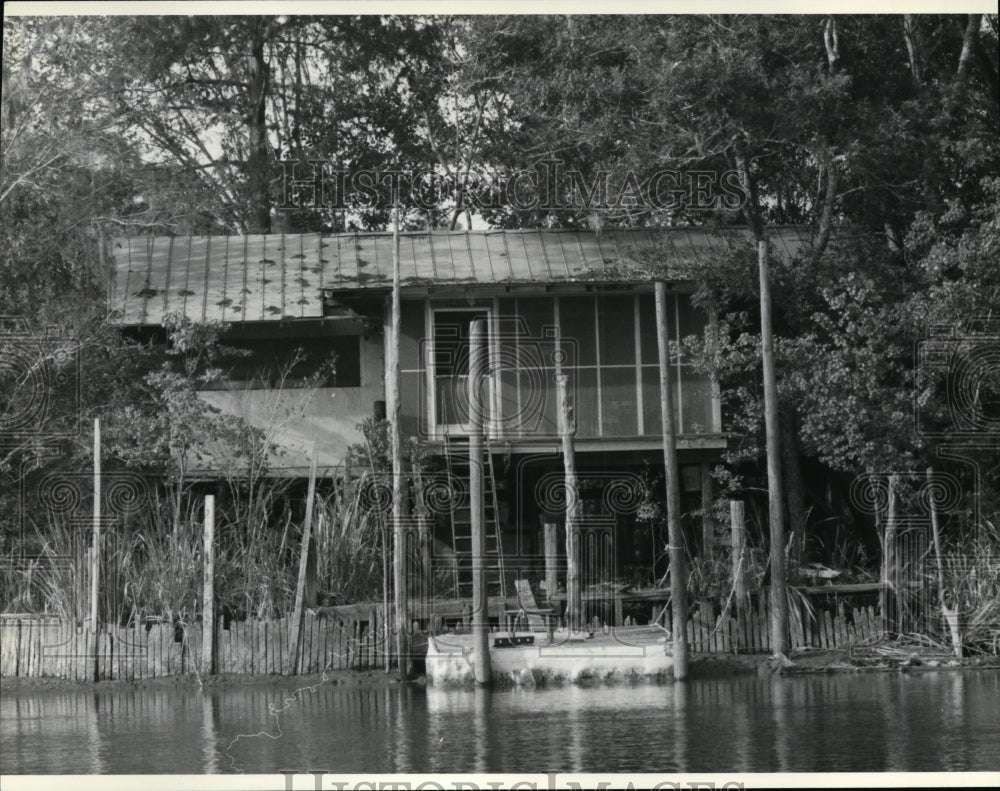 1991, Fishing cabin along Mobile, Ala., forced to sell to government - Historic Images