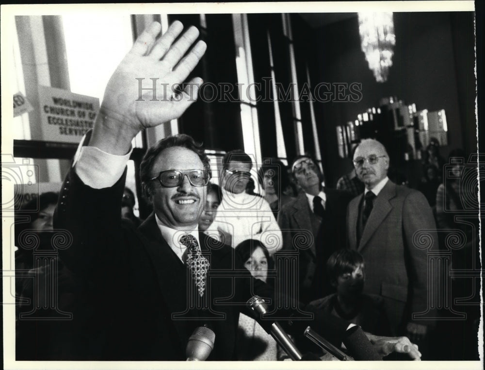 1979 Press Photo Stanly Raders waves to WorldWide Church of God supporters. - Historic Images