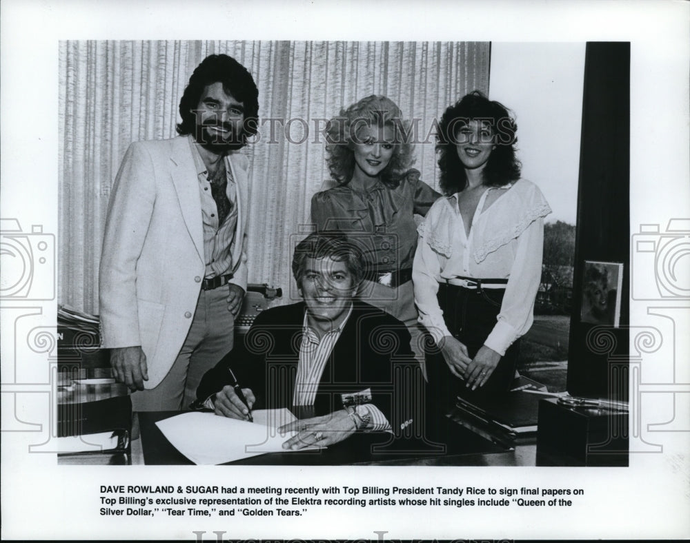 Press Photo Dave Rowland &amp; Sugar meet with Tandy Rice of Top Billings. - Historic Images