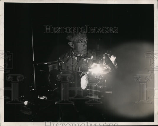 1940 Press Photo Milton Hoyt in the Westinghouse Lamp Division research lab. - Historic Images