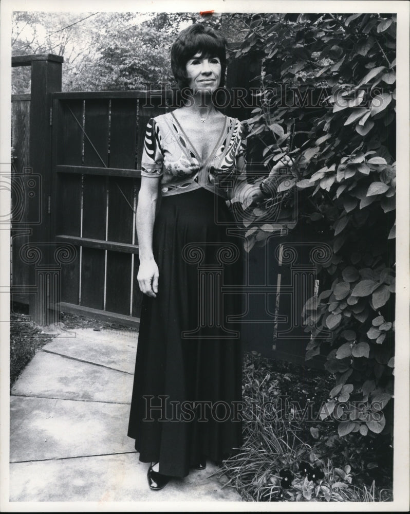 1972 Press Photo Eunice Podis models for gently worn. - cvp87192 - Historic Images