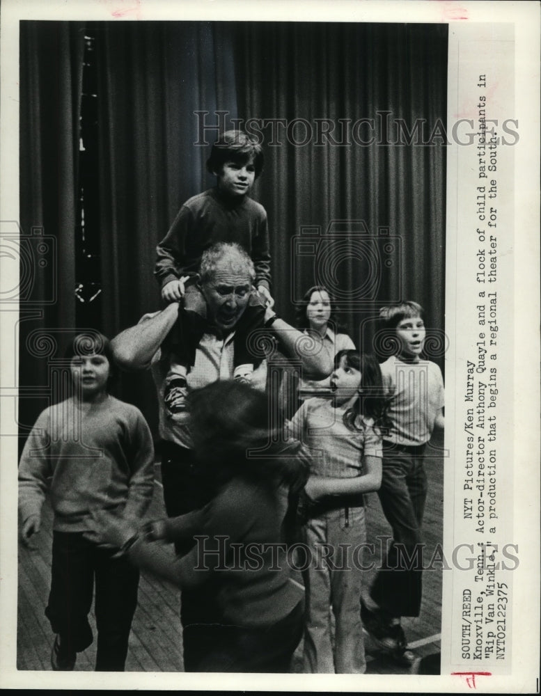 1976 Press Photo Anthony Quayle and kids in &quot;Rip Van Winkle,&quot; production in Tenn-Historic Images