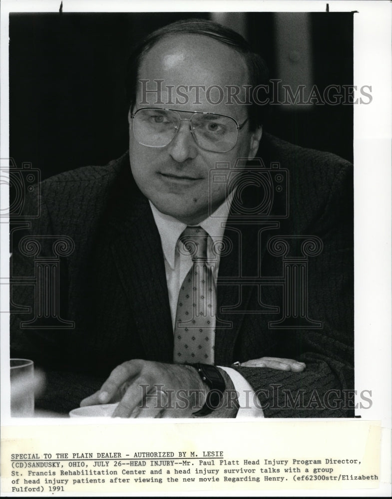 1991, Mr. Paul Platt, head injury survivor, talks with patients - Historic Images
