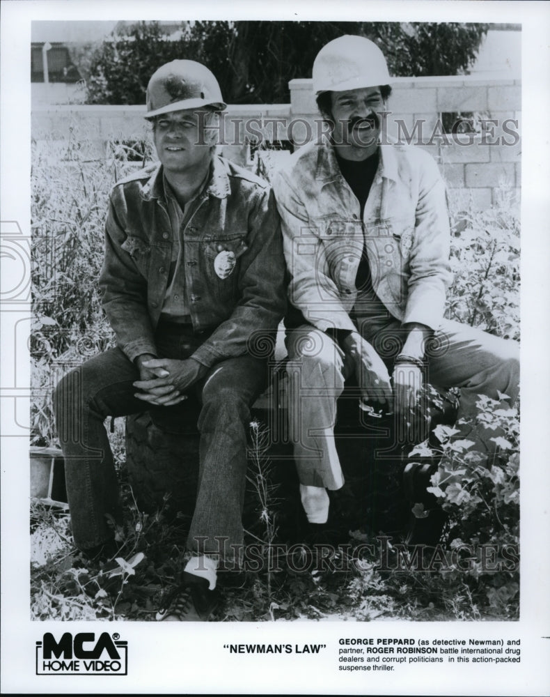 1986, George Peppard and Roger Robinson in Newman's Law. - cvp87937 - Historic Images